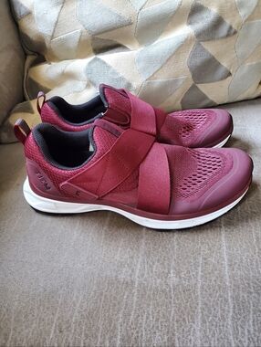 TIEM Merlot Athletic Cycling Sneaker Mesh W US 9 - With 2-Bolt Cleat Set